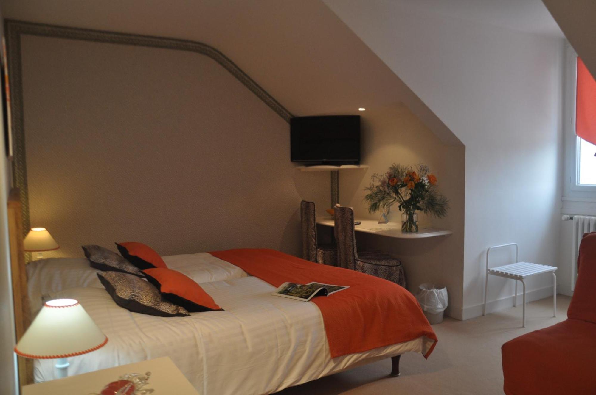 Logis Auberge Du Centre Chitenay Exterior photo